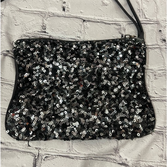EXPRESS Black & Silver Sequin Clutch Wristlet‎ Pre-Owned - Picture 1 of 7